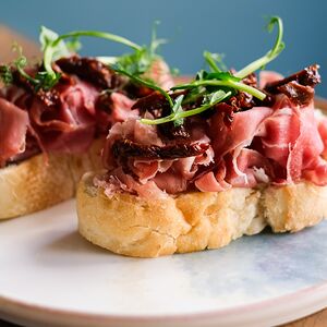 Брускетты с прошутто и трюфелем