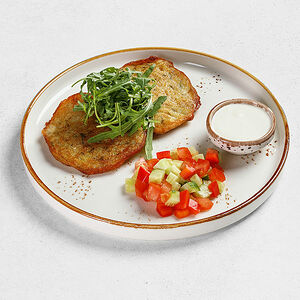 Картофельные драники с салатом из свежих овощей