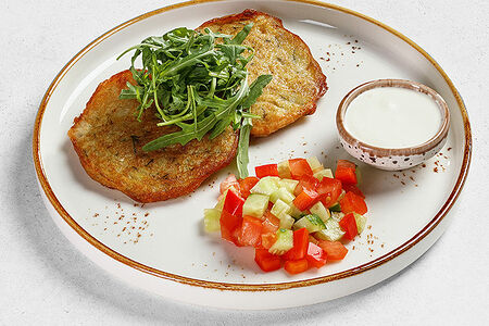 Картофельные драники с салатом из свежих овощей
