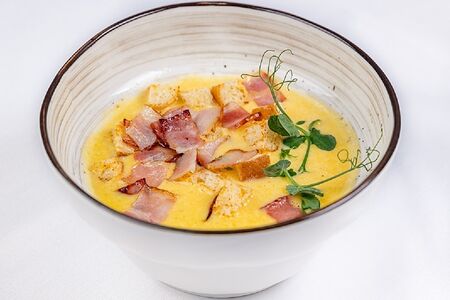 Сырный крем-суп с беконом и гренками