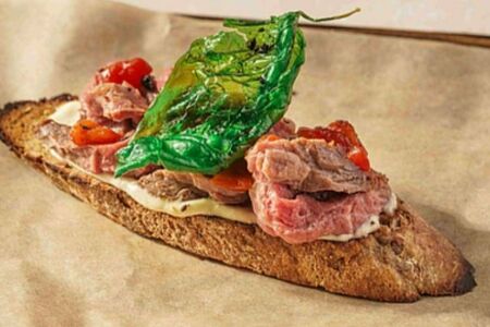 Брускетта с ростбифом 
