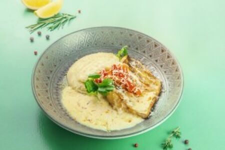 Судак с картофельным пюре в сливочном соусе