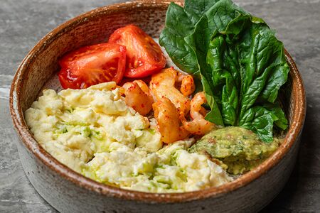 Скрамбл с креветками, печеным томатом, гуакамоле и шпинатом