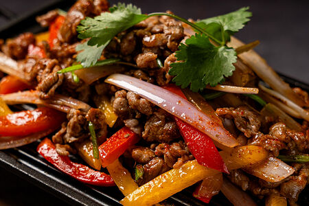 Жареная баранина с луком