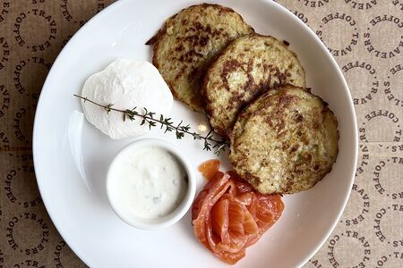 Драники с яйцом пашот и красной рыбой