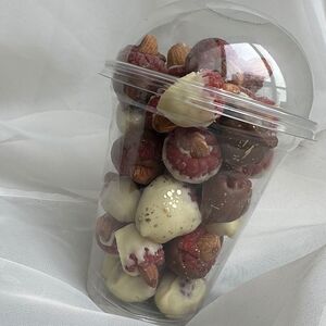 Малина в шоколаде с миндалем 