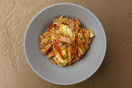 Рис с цыплёнком, овощами и соусом удон