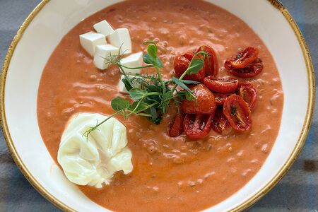 Зерновая каша в томатном соусе с яйцом пашот и томатами