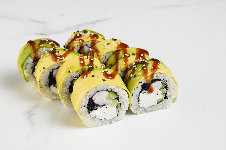 В авокадо с креветкой и чёрной икрой тобико