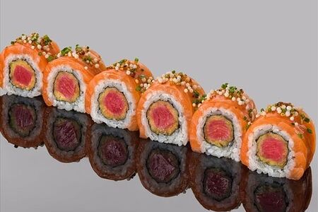 Ролл с лососем, тунцом еллоуфин, соусом васаби и луком-сибулетом