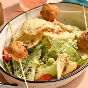 Салат цезарь с курицей