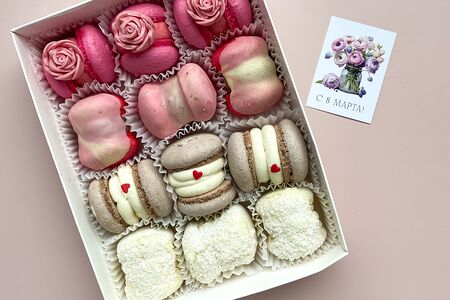 Ассорти макарон на 8 Марта, M