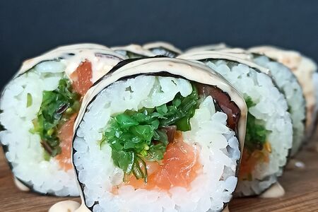 Ролл с лососем и чукой