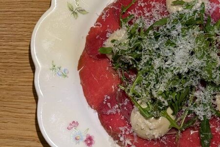Карпаччо из говядины с трюфельным майонезом
