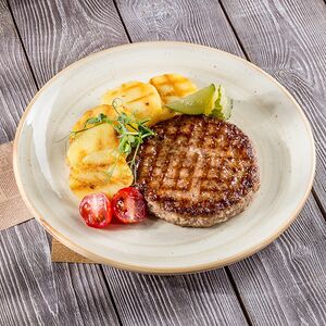 Фирменная котлета с картофелем и маринованными огурчиками