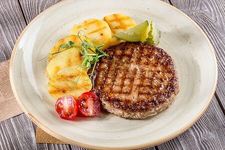 Фирменная котлета с картофелем и маринованными огурчиками