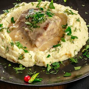 Томленая свинина под фирменным соусом на подушке из картофельного пюре