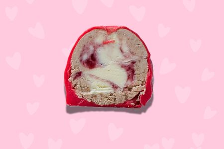 Моти Клубничный йогурт-молочный шоколад 