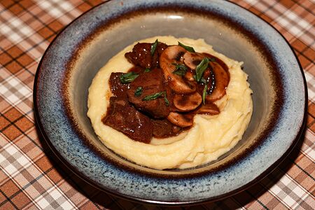 Говяжьи щечки с картофельным пюре 