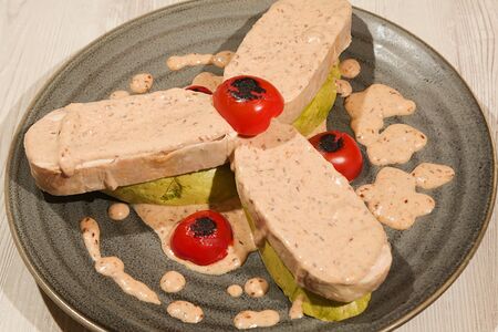 Рулетики из курицы на подушке из цукини