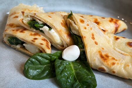 Блин с моцареллой и шпинатом