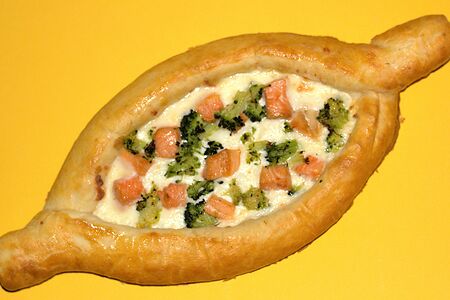 Аджарули с лососем и брокколи