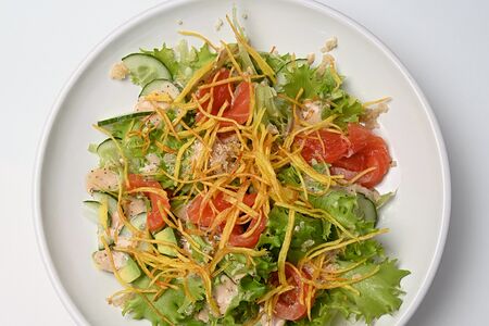 Салат с лососем слабой соли, киноа и картофелем-пай