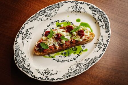 Брускетта с крабом 