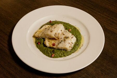 Филе судака со шпинатным пюре и кешью