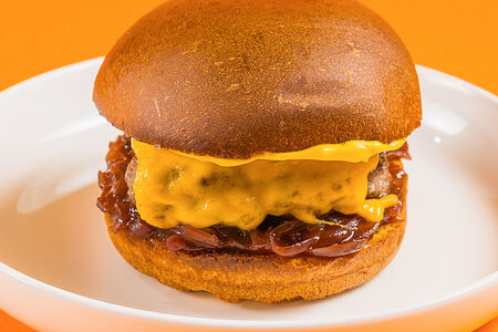 Бургер с говядиной и сыром чеддер