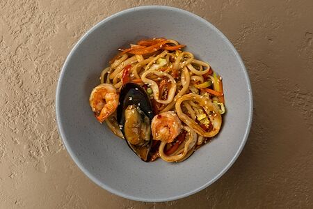 Удон с морепродуктами, овощами и соусом удон