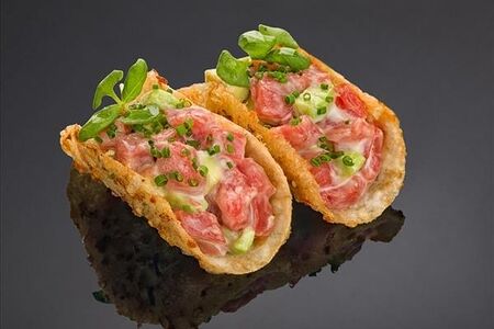 Тако с тунцом блюфин, авокадо и трюфельным соусом