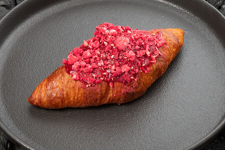 Круассан с малиной