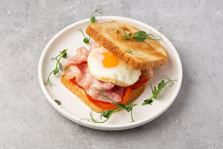 Ирландский тост с беконом, яйцом и томатами