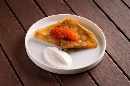 Блины со сметаной и икрой