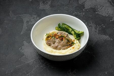 Бефстроганов из мраморной телятины с картофельным пюре и огурцами 5 минут