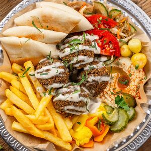 Фалафель на тарелке vegan