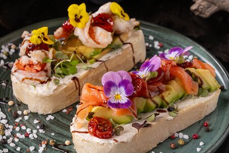 Брускетта с семгой