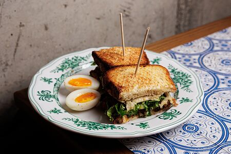 Большой тост с говядиной и малосольным огурцом