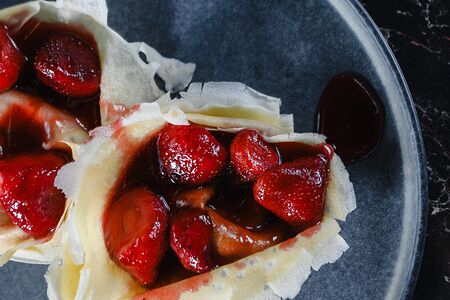 Блины с клубникой