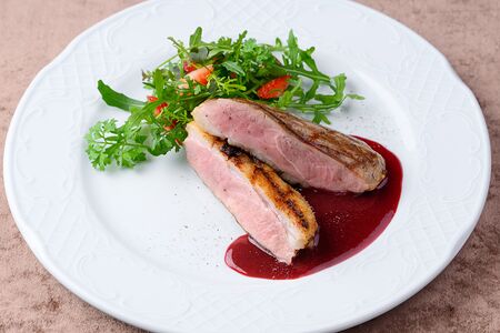 Утиная грудка с вишневым соусом 