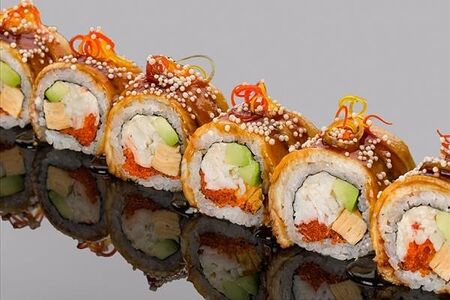 Ролл с копченым угрем и камчатским крабом