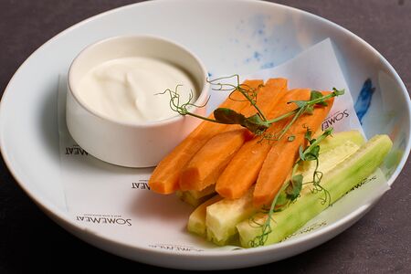 Овощные палочки с соусом блю чиз