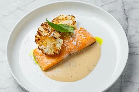 Стейк из форели с соусом качо э пеппе