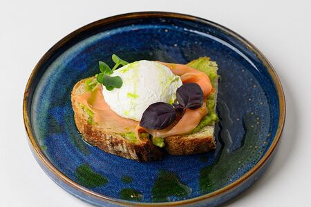 Брускетта с лососем и яйцом пашот