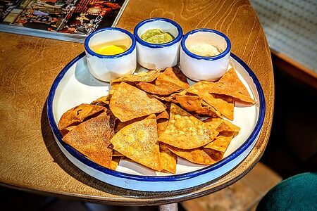 Начос с соусами