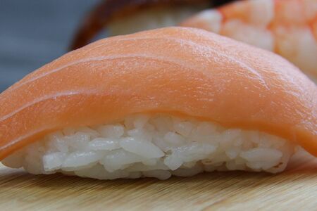 Суши с лососем