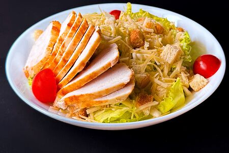 Салат Цезарь с курицей