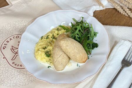 Щучьи котлеты с картофельным пюре и соусом