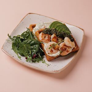 Цельнозерновые вафли с креветками, авокадо и соусом песто